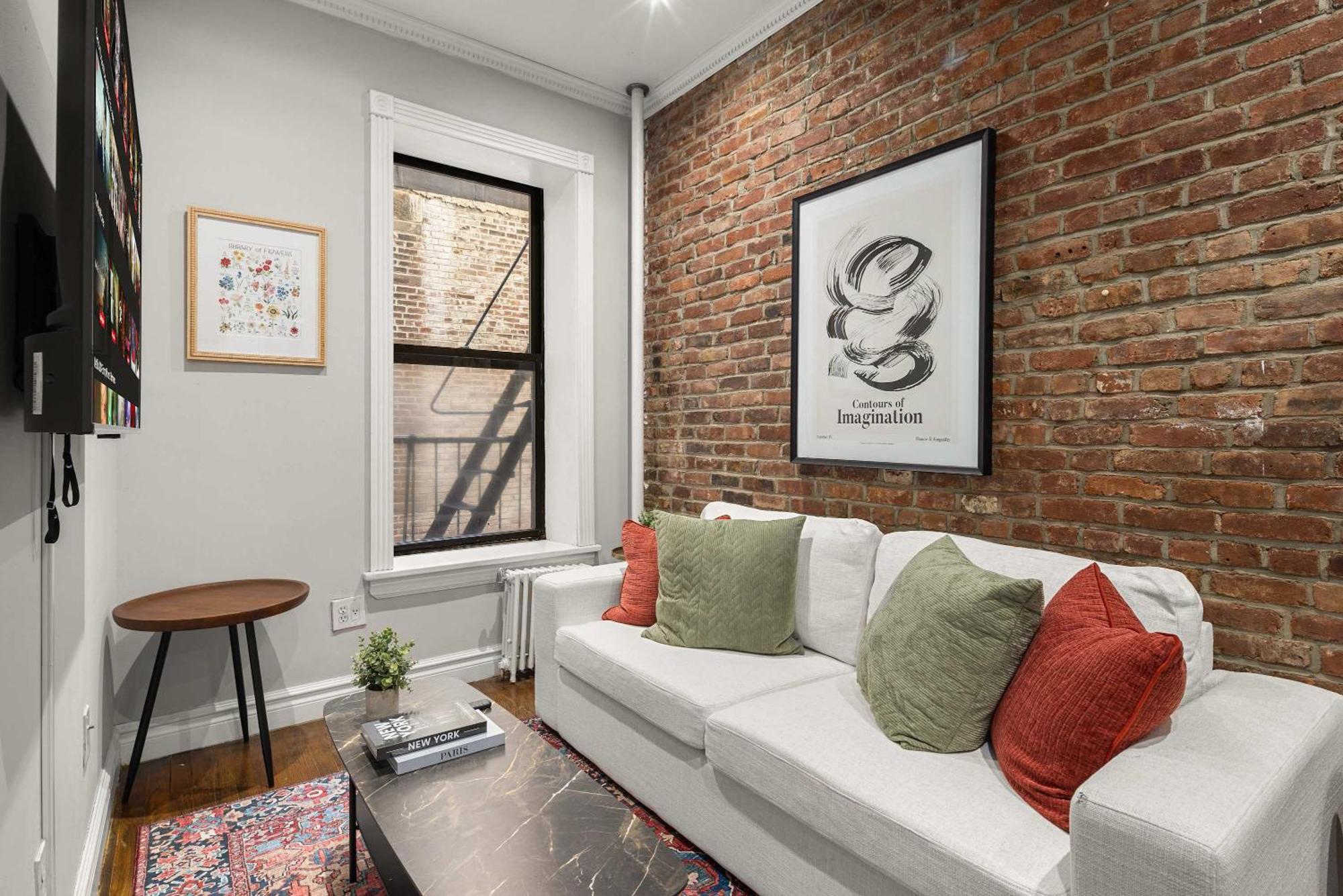Eclectic Manhattan In Trendy Nolita Apartment New York